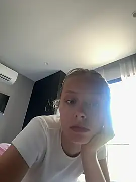 Snapshot of SunnyShiney chatting on February 24, 2026, 9:40 am SunnyShiney online show from February 24, 2026, 9:40 am