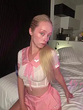 Snapshot of SunnyShiney chatting on March 1, 2026, 1:35 pm SunnyShiney online show from March 1, 2026, 1:35 pm