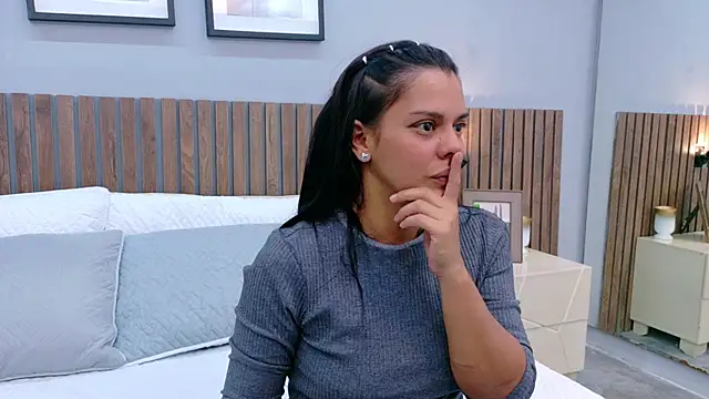 Mia Bellefort online show from March 19, 2026, 7:51 pm