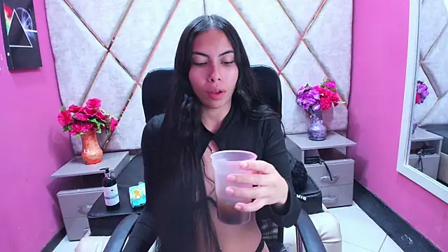 Snapshot of Alana_Hotterr chatting on January 16, 2026, 5:33 am Alana Hotterr online show from January 16, 2026, 5:33 am