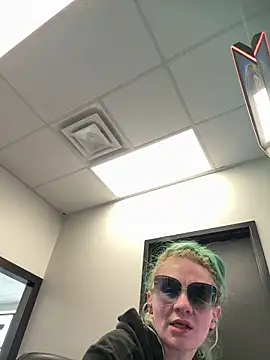 bluntbeautyxo online show from March 31, 2026, 1:33 pm