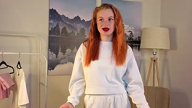 LouiseLuk online show from December 15, 2025, 10:52 am