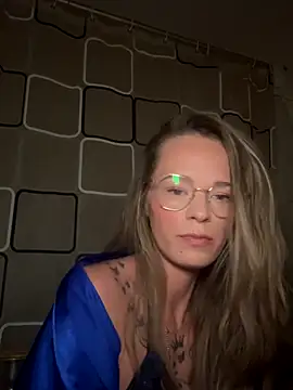 Snapshot of vinique99 chatting on January 7, 2026, 4:15 am vinique99 online show from January 7, 2026, 4:15 am