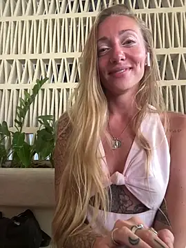 Snapshot of OpheliaRoxx chatting on February 2, 2026, 4:00 am OpheliaRoxx online show from February 2, 2026, 4:00 am