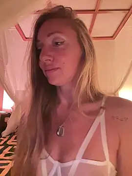 Snapshot of OpheliaRoxx chatting on February 17, 2026, 2:08 am OpheliaRoxx online show from February 17, 2026, 2:08 am