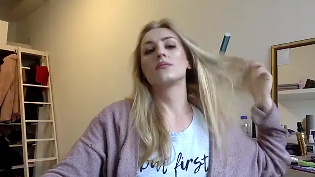 Snapshot of Mileriya chatting on December 19, 2025, 10:44 am Mileriya online show from December 19, 2025, 10:44 am