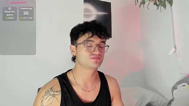 Snapshot of charlie_dicker chatting on December 19, 2025, 11:45 pm charlie dicker online show from December 19, 2025, 11:45 pm