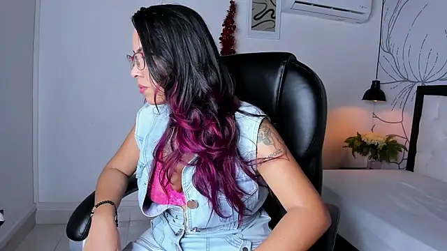 isa valverde online show from December 18, 2025, 3:45 am