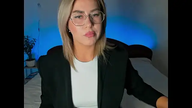 Snapshot of Roxi_Joy chatting on January 15, 2026, 6:00 pm Roxi Joy online show from January 15, 2026, 6:00 pm