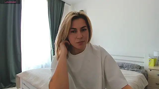 Roxi Joy online show from February 20, 2026, 1:22 pm