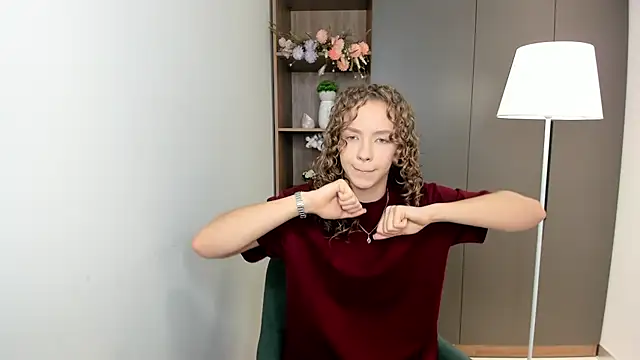 StevieKemner online show from December 18, 2025, 10:32 am