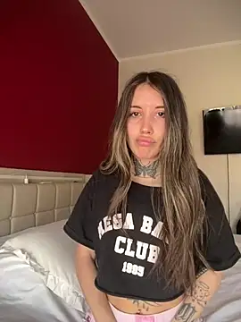 saphirafox online show from March 24, 2026, 1:49 pm