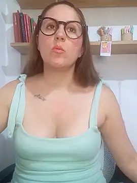 Snapshot of SofiEsteves chatting on February 9, 2026, 4:33 pm SofiEsteves online show from February 9, 2026, 4:33 pm