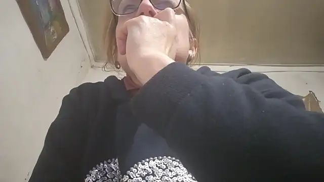 KissAndVibe online show from December 19, 2025, 7:43 pm