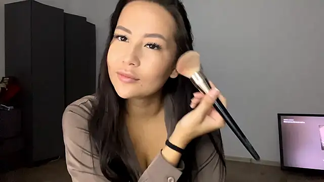 Snapshot of Your_Mel0dy chatting on December 22, 2025, 10:34 am Your Mel0dy online show from December 22, 2025, 10:34 am