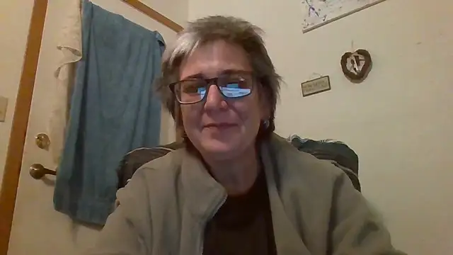 Snapshot of becky1111 chatting on May 4, 2026, 2:18 am becky1111 online show from May 4, 2026, 2:18 am