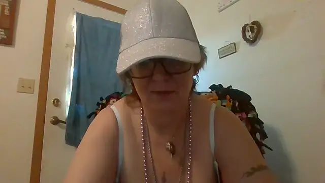 Snapshot of becky1111 chatting on May 6, 2026, 2:55 pm becky1111 online show from May 6, 2026, 2:55 pm