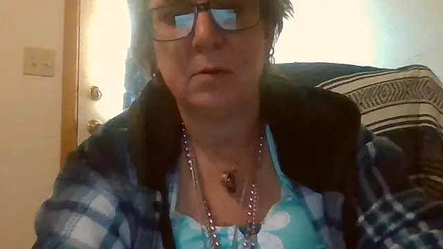 Snapshot of becky1111 chatting on May 9, 2026, 12:38 am becky1111 online show from May 9, 2026, 12:38 am