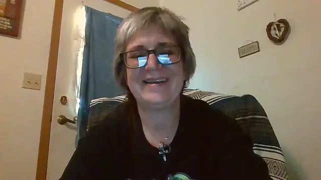 Snapshot of becky1111 chatting on May 16, 2026, 12:40 am becky1111 online show from May 16, 2026, 12:40 am