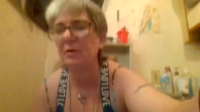 Snapshot of becky1111 chatting on May 24, 2026, 2:33 pm becky1111 online show from May 24, 2026, 2:33 pm