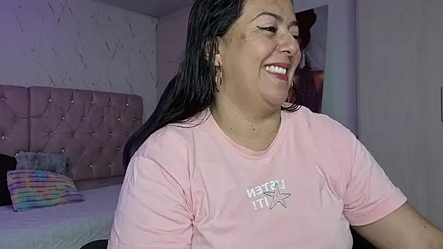Snapshot of evelyn_harpeery chatting on June 9, 2026, 10:49 am evelyn harpeery online show from June 9, 2026, 10:49 am