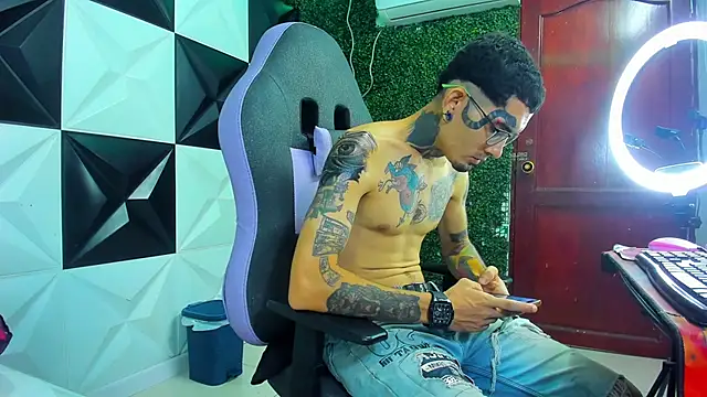 Snapshot of Boy_tatto77 chatting on May 24, 2026, 11:37 am Boy tatto77 online show from May 24, 2026, 11:37 am