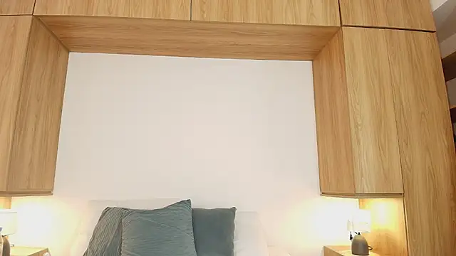 violet  rouse   online show from December 21, 2025, 9:55 pm