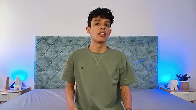 Snapshot of maxfrost_1 chatting on December 20, 2025, 7:10 pm maxfrost 1 online show from December 20, 2025, 7:10 pm