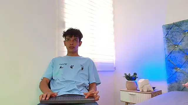 Snapshot of maxfrost_1 chatting on December 21, 2025, 7:10 pm maxfrost 1 online show from December 21, 2025, 7:10 pm