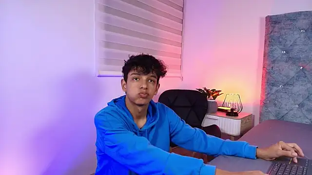 Snapshot of maxfrost_1 chatting on January 6, 2026, 7:28 pm maxfrost 1 online show from January 6, 2026, 7:28 pm