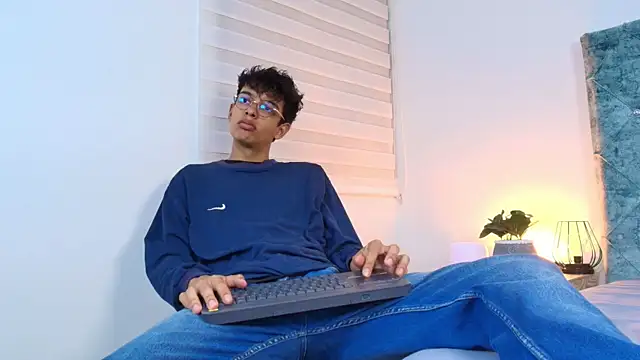 Snapshot of maxfrost_1 chatting on January 12, 2026, 7:19 pm maxfrost 1 online show from January 12, 2026, 7:19 pm