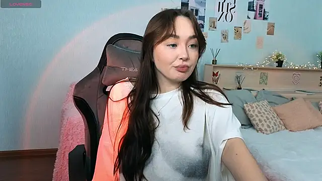 Snapshot of fallin_lovee chatting on December 23, 2025, 5:27 am fallin lovee online show from December 23, 2025, 5:27 am