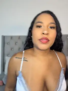 izzybelmonth12 online show from April 17, 2026, 8:01 pm