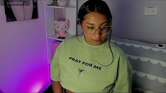 Snapshot of tinna_noa chatting on March 4, 2026, 8:26 pm tinna noa online show from March 4, 2026, 8:26 pm