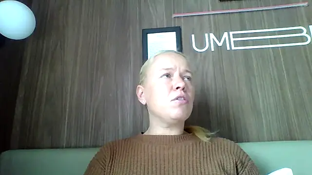 Snapshot of jennyblondeuk chatting on April 13, 2026, 12:43 pm jennyblondeuk online show from April 13, 2026, 12:43 pm