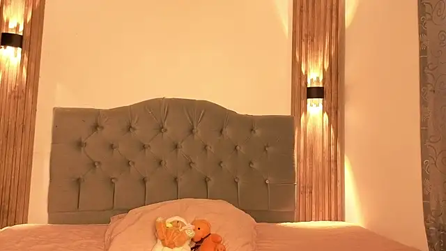 cute emmma online show from April 16, 2026, 11:00 am