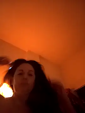 Snapshot of EdgedSleeve chatting on February 19, 2026, 7:54 pm EdgedSleeve online show from February 19, 2026, 7:54 pm