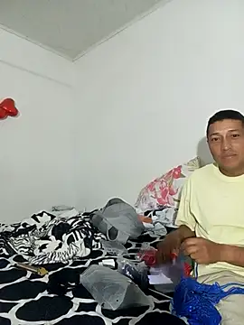 Snapshot of pareja_latina1483 chatting on January 9, 2026, 2:25 am pareja latina1483 online show from January 9, 2026, 2:25 am