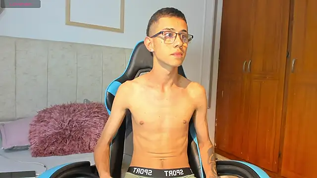 Snapshot of asher_lux chatting on January 5, 2026, 8:56 pm asher lux online show from January 5, 2026, 8:56 pm