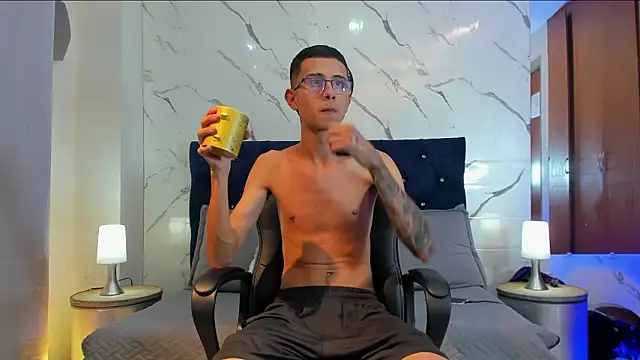 Snapshot of asher_lux chatting on February 20, 2026, 8:31 pm asher lux online show from February 20, 2026, 8:31 pm