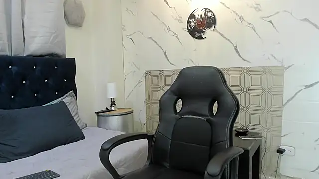 asher lux online show from April 7, 2026, 7:58 pm