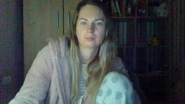 Snapshot of VikiLove765 chatting on February 14, 2026, 2:30 am VikiLove765 online show from February 14, 2026, 2:30 am