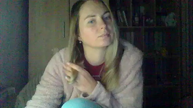 Snapshot of VikiLove765 chatting on February 16, 2026, 10:28 pm VikiLove765 online show from February 16, 2026, 10:28 pm