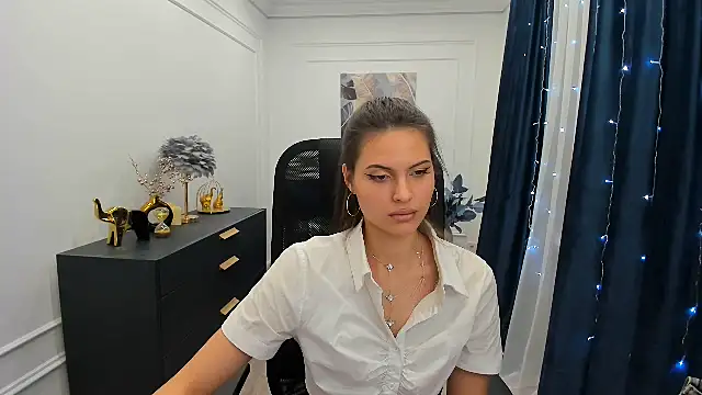 Snapshot of LeslieSvilti chatting on January 11, 2026, 1:05 pm LeslieSvilti online show from January 11, 2026, 1:05 pm