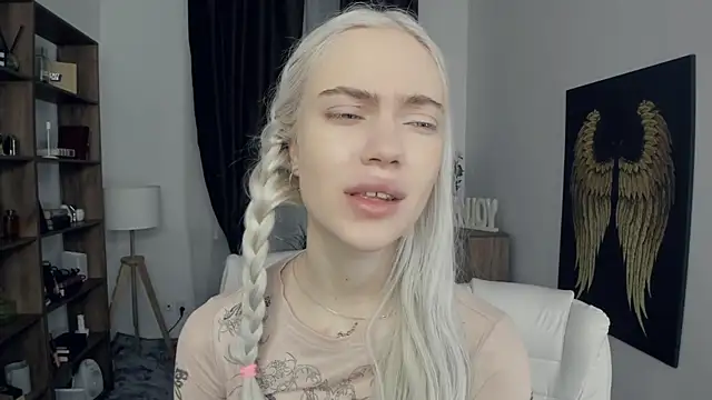 KristalCrowner online show from February 16, 2026, 7:21 pm