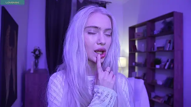 KristalCrowner online show from April 3, 2026, 7:23 pm