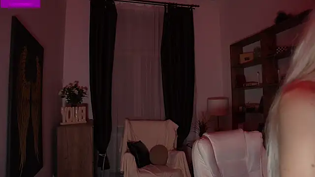 KristalCrowner online show from April 18, 2026, 7:29 pm