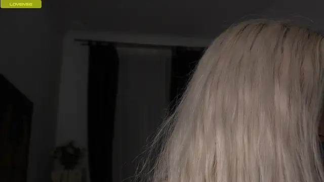 KristalCrowner online show from April 19, 2026, 7:49 pm