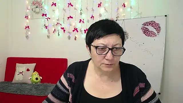 EmilyL0ve online show from April 10, 2026, 5:17 pm