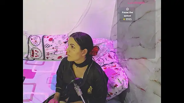 Snapshot of zaraluxx1 chatting on January 6, 2026, 12:25 am zaraluxx1 online show from January 6, 2026, 12:25 am